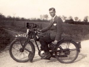 Piet Derks op een DKW (Collectie EstersHeem)