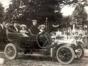 Opa en oma Van Stokkum, met Herman en mijn tante (originele foto: Collectie Corrie van Dijk)