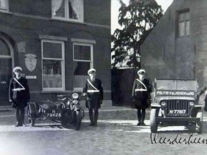 Harley-Davidson en Willys Jeep (Collectie Heemkundekring Weerderheem)
