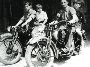 Onbekende motor en een 500 cc Harley Davidson 1934/1935.