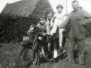 Jan van Zon met zijn motor (Collectie Heemkundekring St. Achten op Boeckel)