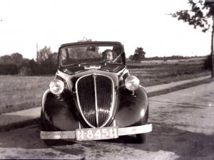 Fiat 500B met open kap, zomer 1949 (Foto: Collectie Th. Jansen)