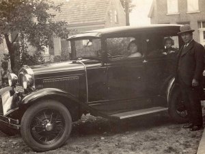 Trots poseren bij de auto (Collectie W. van Gils)