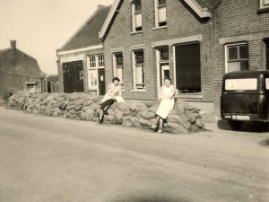 De Renault van Van Run, 1953 (Collectie L. van Run)