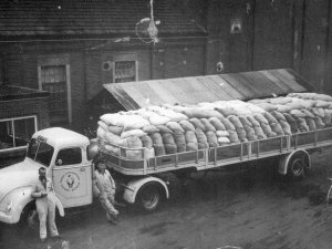 Magirus trekker met DAF-oplegger en de twee chauffeurs (Collectie M. Maassen)