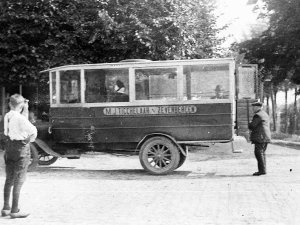Oude bus van Tigchelaar (bron: collectie Heemkundekring "Willem van Strijen", Zevenbergen)