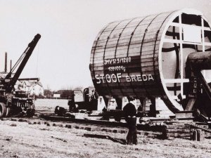 Vrachtwagens van Stoof. De kraanwagen is een Ward de France, de andere een Diamond T (prentbriefkaart, collectie Waterlands Archief nr. WAT002002488)