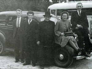 P. v.d. Bogaard met zijn taxi (Collectie Heemkundekring St. Achten op Boeckel)