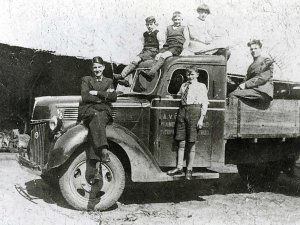 De vrachtwagen van Januske (Collectie Heemkundekring St. Achten op Boeckel)
