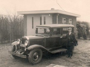 F. Claes bij de Chevrolet van Karel van Wely (particuliere collectie)