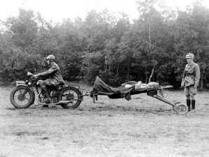 motorbrancard van het Eskadron Pantserwagens, gestationeerd in Den Bosch 1938 
