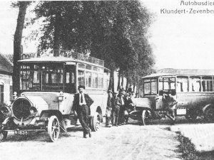 De twee NAG-bussen voor het station