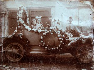 De versierde auto van Jan Groenen (originele foto: Collectie Heemkundekring De Erstelinghe)