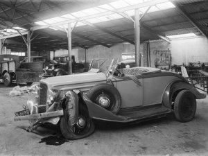 Auto met schade in de garage aan de Bredaseweg in Bergen op Zoom (collectie West-Brabants Archief)