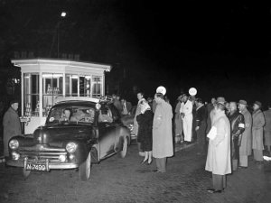 Pijlenrit RAC-Oost 10-11 oktober 1952, Ford V8 met C. Schade aan het stuur (Collectie E. Schade) 