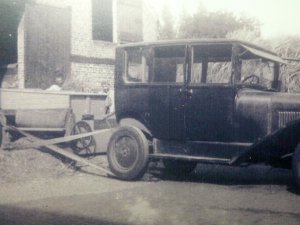 Taxi als aandrijving van een dorsmachine (Collectie G. Reniers)