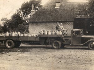 Ford met oplegger, 1933 (Collectie W. van Gils)