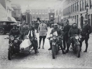 Norton en twee Triumphs (collectie R. v. Bijnen)
