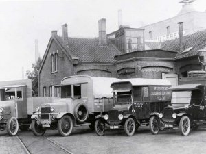 [aanvulling: De meest rechtse auto een Ford T ; zie reactie hieronder. Redactie]Bron: Stadsarchief Breda, collectie BBA Foto-archief