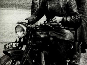 Veeverloskundige Barten en zijn vrouw Anna op zijn Ariël, ca. 1950 (collectie: Peeters)