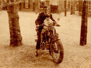 Gillet (Foto: H.A.O. Sandtmann. Collectie Werkgroep Struikelstenen Uden)