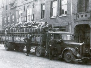 Mercedes vrachtwagen met oplegger