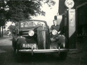 Chevrolet 1936 bij de benzinepomp van Hermes (collectie Hkk De Elf Rotten)