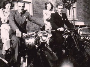 Royal Enfield en DKW (collectie P. Peters)