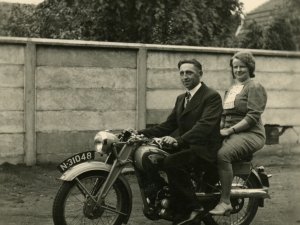 Wout Kuijpers met zijn verloofde Lies van Lieshout (collectie F. van Rijswijk-Kuijpers)
