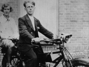 Harrie Coolen en Anna Ceelen op de motor van Tibbe Ceelen (collectie: H. van Lieshout)