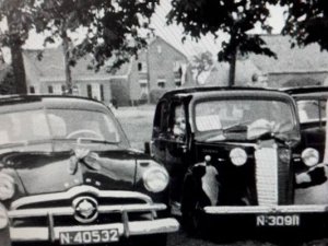 Links een Ford, rechts een Vauxhall, 1949 (particuliere collectie)