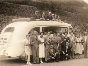 Ford autobus. Uitje met de kegelclub NOP, Negen Of Poedel (collectie: Mulders)