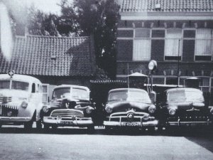Rechts de Ford Vedette (coll. H. Ruijs)