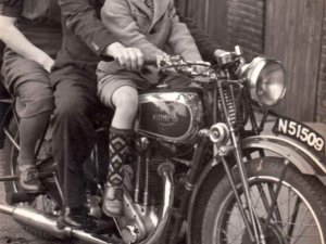 Triumph (collectie J. Schuurmans-Bongers. Bron: R. Verhagen, Mè un leeg kofferke
