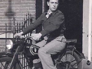 Harrie v.d. Langenberg op DKW (collectie Heemkunde Boxtel)