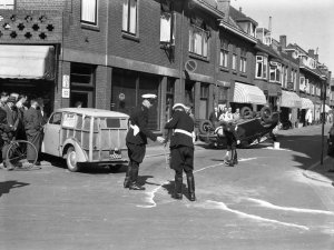 Aero Minor (l) en Opel Olympia (r). Foto: F.F. van der Werf. Bron: HUA