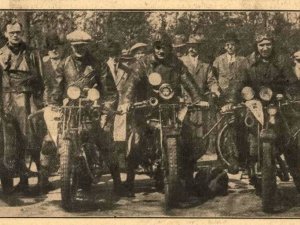 Groep Nortonrijders in de prestatierit. J. Année staat rechts (bron: Het Huisgezin, 21 april 1927)