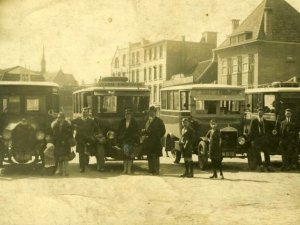 V.l.n.r.: Martini, Chevrolet, Ford 5 en Chevrolet 2. Bron: collectie Hkk 'De Baronie van Cranendonck'