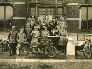 N-19432 V.l.n.r. Indian Scout, Eijsink en Harley-Davidson (coll. R. v.d. Brink)