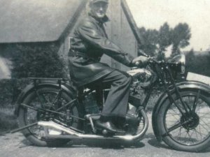 N-30535 Triumph (Lithoijen's Familiealbum, deel 2)