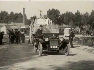 Chevrolet? (Bron: film Reclame-optocht, 1923; Brabant in Beelden)
