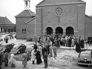 Ford Vedette (Foto: Fotopersbureau Het Zuiden; coll. Regionaal Archief Tilburg)