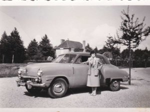 Cor Wijnen bij een Studebaker Champion uit 1947-48 (1954; bron: album Lies Wijnen)