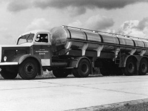 Mercedes met Jumbo tankaanhanger (bron: Een familie van ondernemers)