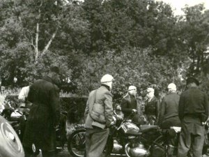 Lunchpauze, 11 juni (bron: Fotoalbum Maria Motorbedevaart)
