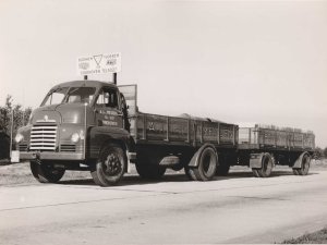 Bedford met Jumbo aanhanger (bron: coll. L. van der Meulen)