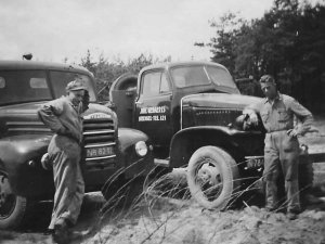 Rechts een GMC CCKW met Bedford cabine (bron: Stinsels Archief)