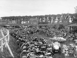 Harley-Davidson (bron: Regionaal Archief Dordrecht, coll. W. Meijers)