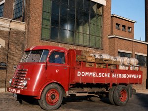 Foto 1: DAF bij de Dommelsche Bierbrouwerij, 1954 (foto: Henk Hovens)