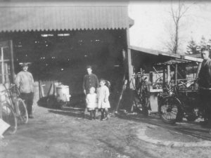 Motor (rechts) met kenteken N-13483, smederij Kerkhof te Dongen (bron: H. Ansems)
